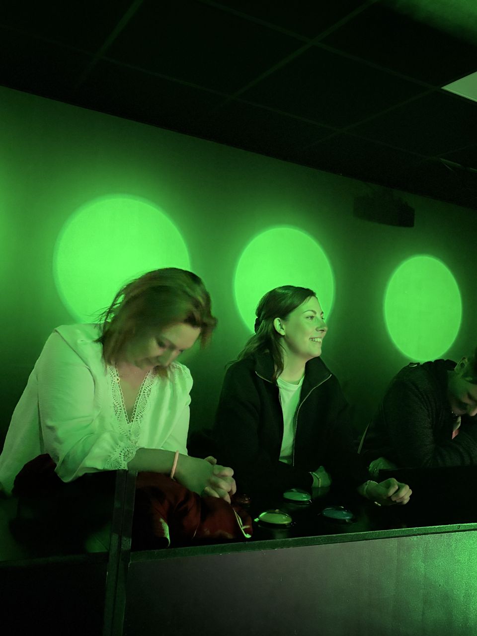 Ambiance familiale et complice pendant une partie d'iQuiz